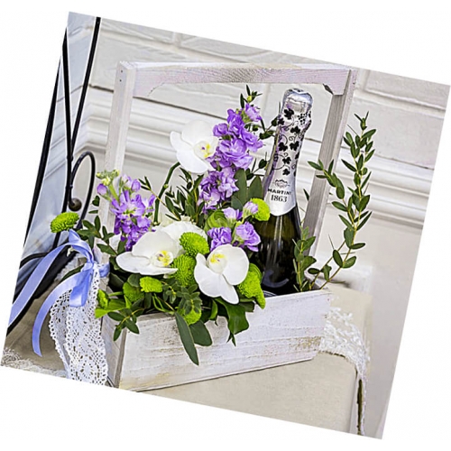 Корпоративный подарок в коробке с шампанским и цветами